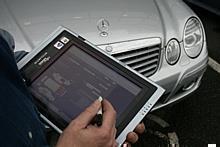 Per Laptop werden die Daten am Fahrzeug eingegeben. Foto: AlphaOnline/auto-reporter.net